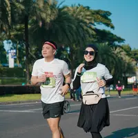 Rumah tangga Irish Bella dan Ammar Zoni belakangan ini kerap menarik perhatian. Selain masih dalam proses cerai, suami Irish Bella kembali ditangkap polisi terkait narkoba. Ditengah kisruh rumah tangganya, Irish Bella ikut acara Run for Humanity. Berikut potretnya. [Instagram/_irishbella_]