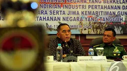 Menhan Ryamizard Ryacudu (kiri) memberikan keterangan kepada wartawan setelah Rapat Pimpinan Kementerian Pertahanan di Kantor Kemhan, Jakarta, Rabu (17/12/2014). (Liputan6.com/Johan Tallo)