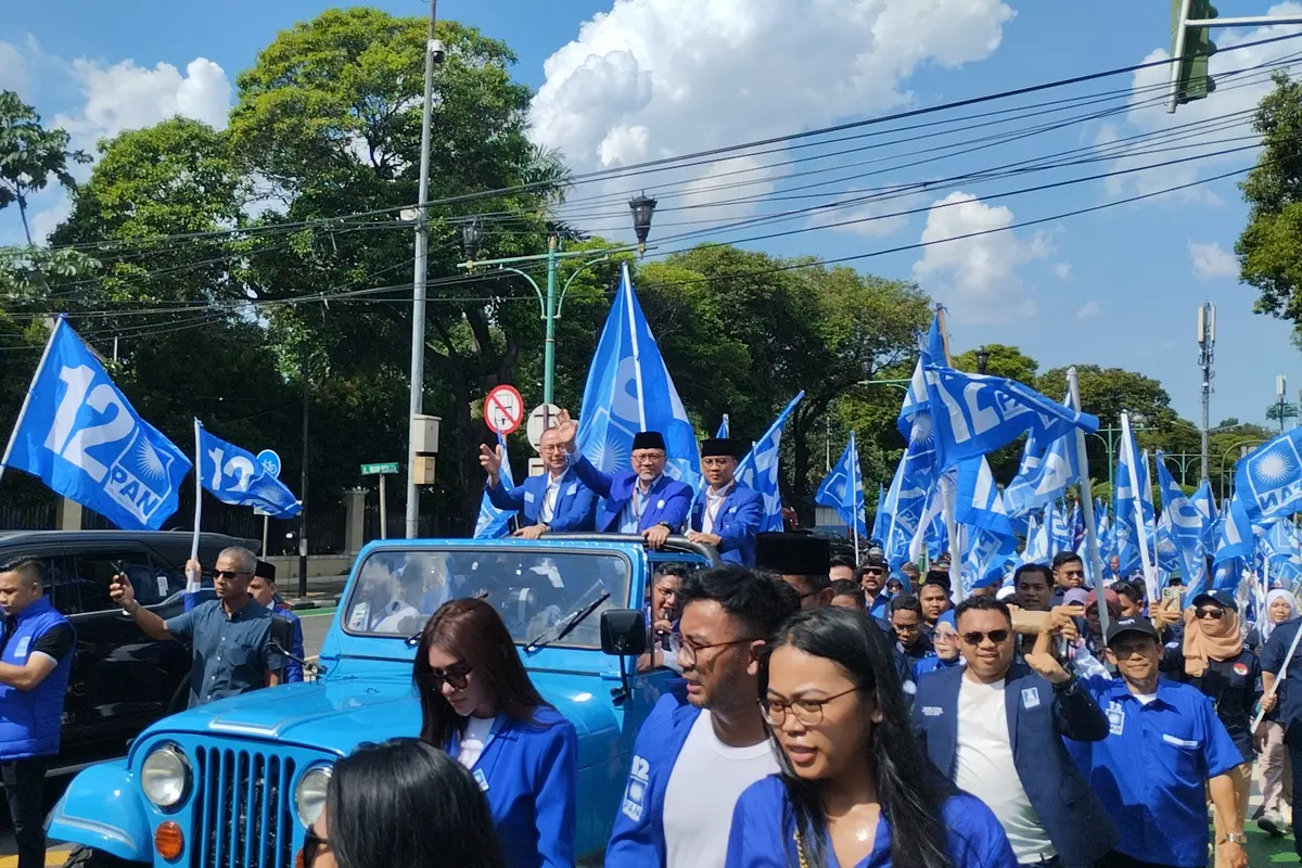 Ketua Umum (Ketum) Partai Amanat Nasional (PAN) Zulkifli Hasan (Zulhas) memimpin langsung pendaftaran bakal calon anggota legislatif (Bacaleg)