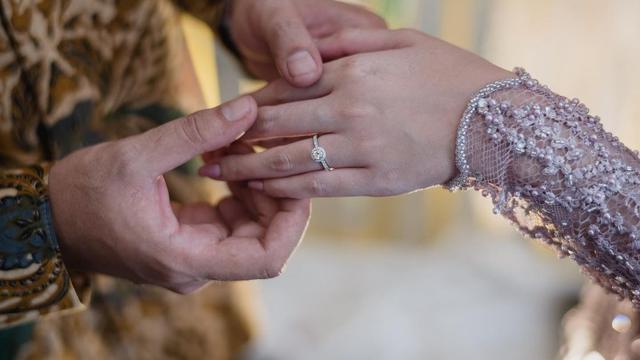 Segera Menikah, Ini 7 Momen Lamaran Resmi Faradilla Yoshi dan Bryan McKenzie