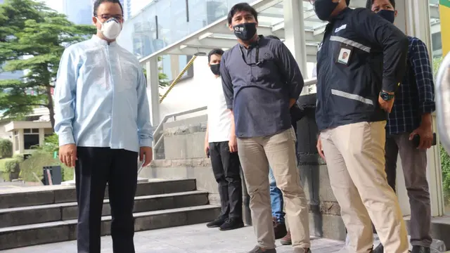 Gubernur DKI Jakarta Anies Baswedan meninjau sejumlah fasilitas umum yang hancur saat Demo UU Cipta Karya, Kamis, 8 Oktober 2020. (Dok: Humas Pemprov DKI)