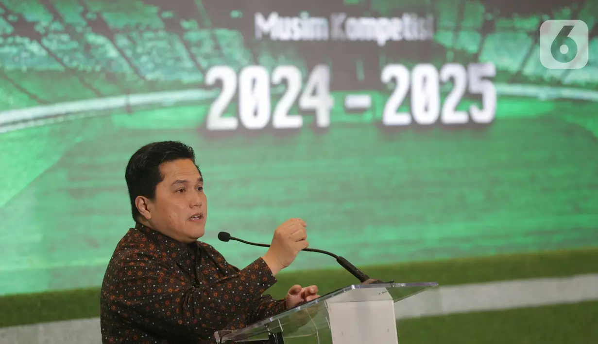 Ketua Umum PSSI, Erick Thohir mengungkapkan bahwa pada gelaran Pegadaian Liga 2 Indonesia musim 2024/2025 ada peraturan baru yang mewajibkan klub untuk memainkan pemain U-21 berlabel Timnas Indonesia. (Liputan6.com/Helmi Fithriansyah)