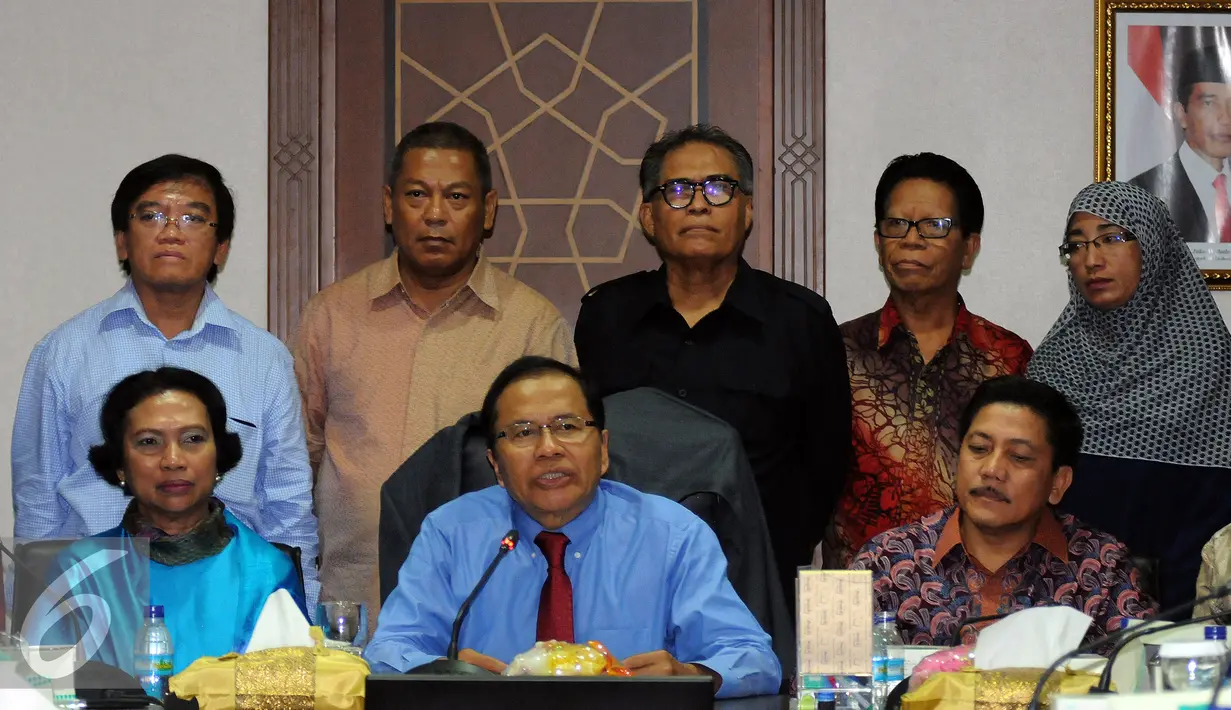 Menko Kemaritiman dan Sumberdaya Rizal Ramli (duduk tengah) memberikan pernyataan bersama perwakilan masyarakat Maluku di Gedung BPPT, Jakarta, Rabu (7/10/2015). Pertemuan membahas permasalahan kontrak Blok Masela. (Liputan6.com/Helmi Fithriansyah)