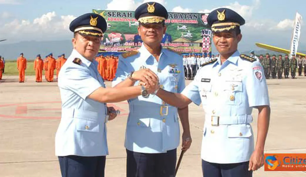 Citizen6, Subang: Panglima Komando Operasi TNI AU (Pangkoopsau I),  Marsekal Muda TNI Dede Rusamsi, Kol. Pnb. Irwan Is. Dunggio S.Sos, dan Kol Pnb Heraldy Dumex Dharma S.AP., Msi., melakukan salam komando, Sabtu (23/4). (Pengirim: Dodo)