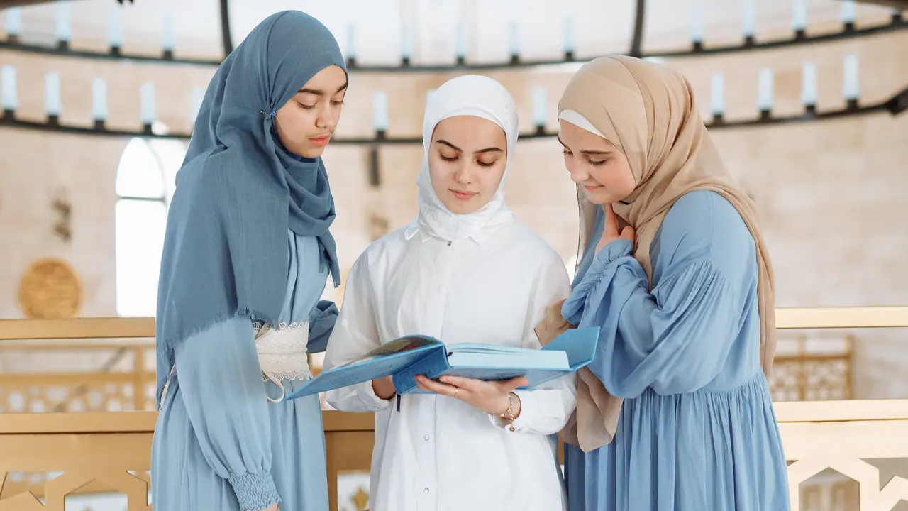 Ilustrasi Islami, muslimah, belajar hadis