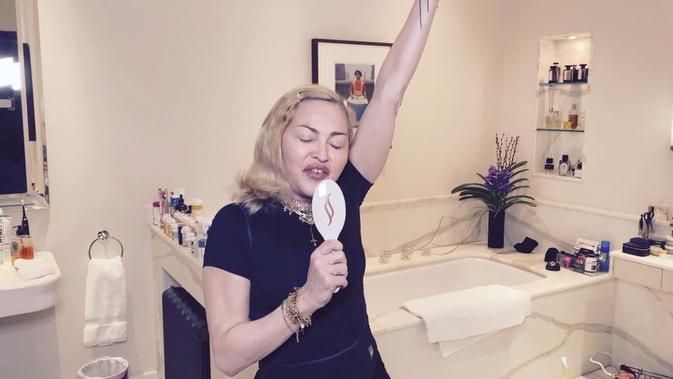 Madonna mempunyai kamar mandi yang luas dan mewah (Dok.Instagram/@madonna/https://www.instagram.com/p/B99e4YpCpuv/Komarudin)