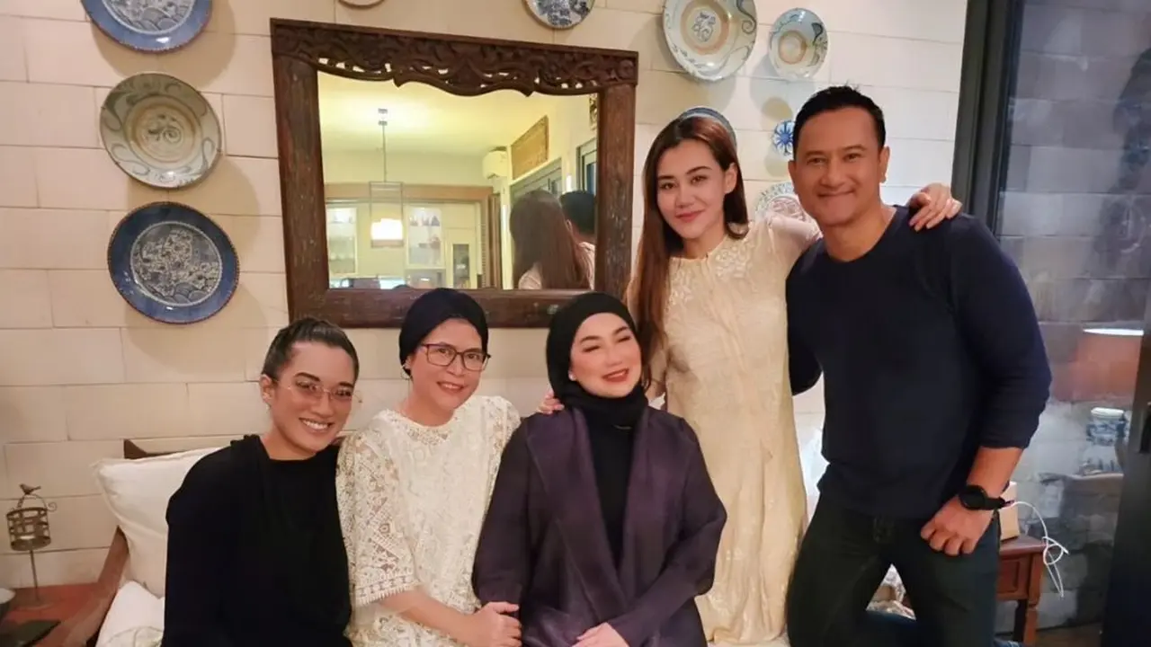 Potret Reza Artamevia rayakan lebaran bersama keluarga mendiang Adjie Massaid (Sumber: Instagram/@rezaartameviaofficial)