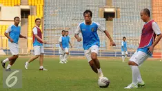 Pesepakbola Indonesia yang tergabung dalam Primavera Baretti melakukan latihan di Stadion GBK Jakarta, Kamis (19/5/2016). Primavera Baretti akan melakoni laga persahabatan melawan para legenda Italia, Sabtu (21/5). (Liputan6.com/Helmi Fithriansyah)