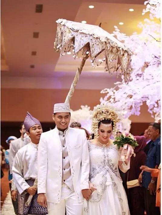 Pasangan ini baru bisa menggelar resepsi pernikahan pada Minggu, 18 Januari 2015. Suasana meriah dalam resepsi yang dihelat di Sasana Kriya, Taman Mini Indonesia Indah, Jakarta pukul 19.00 WIB. (dok. Instagram)