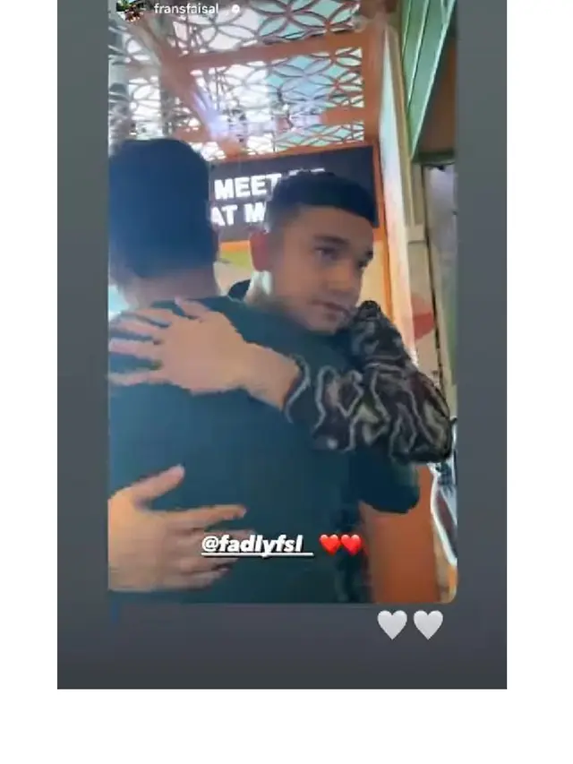8 Momen Fuji dan Fadly Faisal Berangkat Umroh Bersama, Penampilan Curi Perhatian