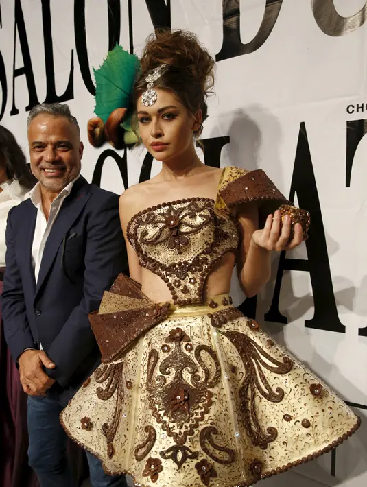 Desainer asal Lebanon Abed Mahfouz (kiri) berpose dengan model yang memakai busana buatannya selama Chocolate Fashion Show di Beirut, Lebanon, (12/11/2015). Busana tersebut dibuat oleh yang dibuat oleh desainer dan koki profesional.(REUTERS/Jamal Saidi)