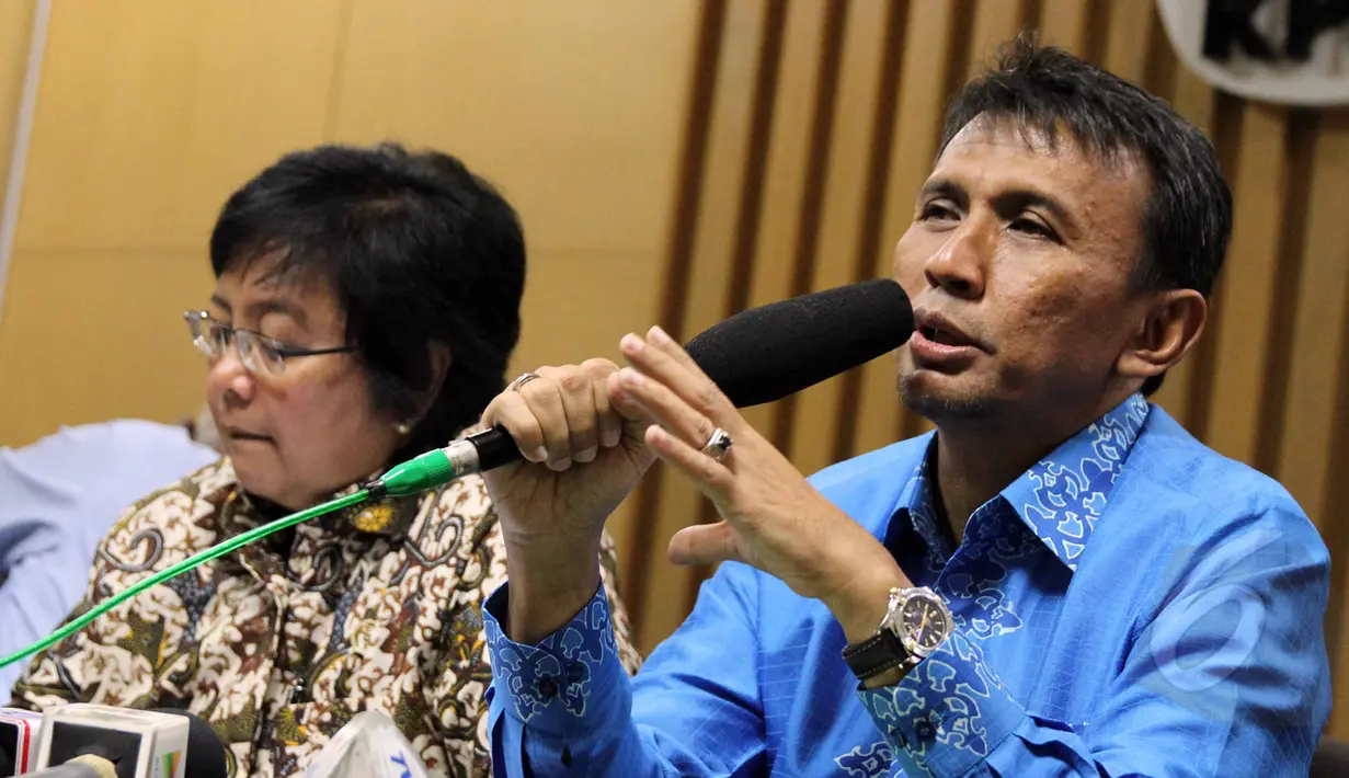 Gubernur Sumatera Utara Gatot Pujo Nugroho (kanan) memberikan keterangan pers usai rapat koordinasi terkait eksekusi lahan sawit di Padang Lawas, Sumatera Utara, Gedung KPK, Jakarta, Selasa (28/4/2015). (Liputan6.com/Helmi Afandi)