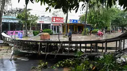 Pemerintah setempat menyatakan, terjangan Topan Kajiki merusak hampir 7.000 rumah, menggenangi 28.800 hektar lahan padi, dan menumbangkan 18.000 pohon. (Nhac NGUYEN/AFP)