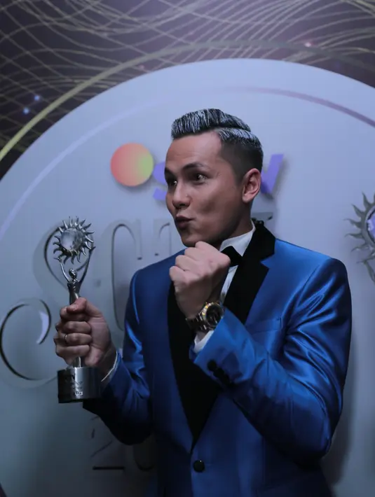 Selain mendedikasikan pada keluarganya, ayah dua orang anak itu juga mendedikasikan penghargaannya untuk SCTV yang selama ini terus mendukung karier presenternya. (Adrian Putra/Bintang.com)