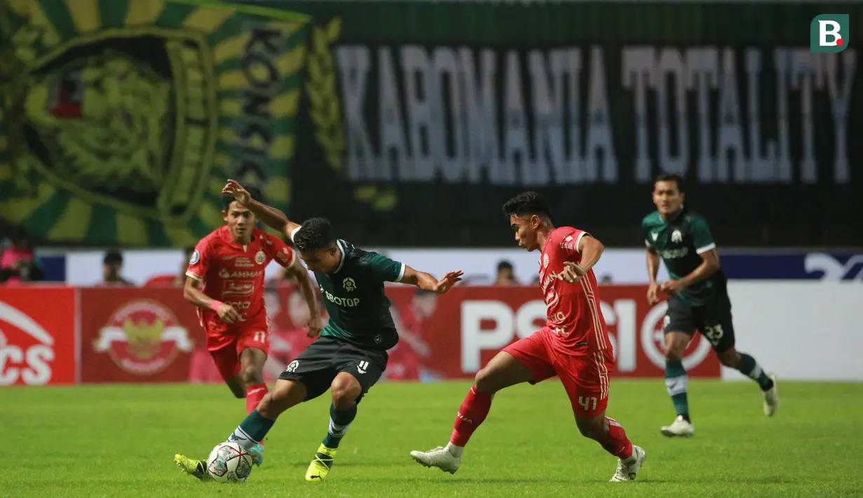 <p>Pemain Persikabo 1973,&nbsp;Gustavo Henrique Barbosa (dua kiri) dijaga ketat pemain Persija Jakarta, Firza Andika (kiri) dan&nbsp;Muhammad Ferarri (dua kanan) dalam pertandingan pekan keempat BRI Liga 1 2022/2023 di Stadion Pakansari, Cibinong, Minggu (14/8/2022). (Bola.com/M Iqbal Ichsan)</p>