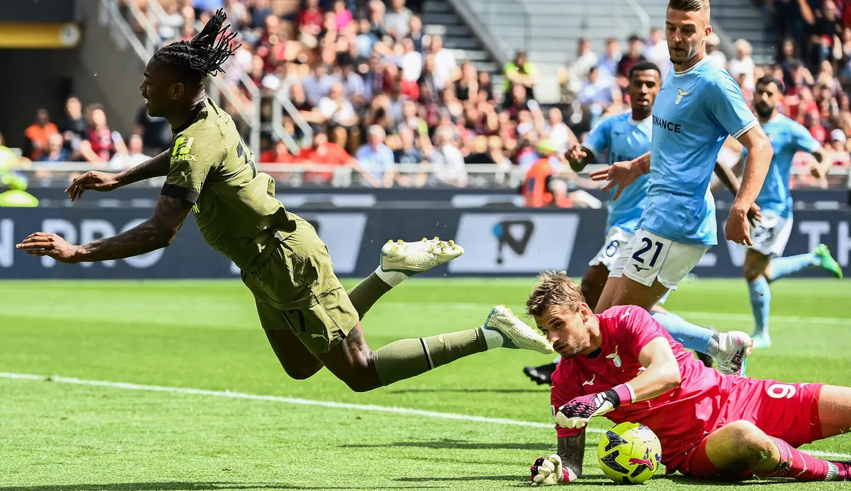 Penjaga gawang Lazio, Ivan Provedel (kanan), berhasil mengamankan bola dari serangan pemain AC Milan, Rafael Leao (kiri), dalam pertandingan lanjutan pekan ke-34 Serie A Liga Italia 2022/2023, Sabtu (6/5/2023) malam WIB. (AFP/Isabella Bonotto)