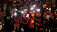 151 pekerja dikabarkan tewas dan ratusan penambang lainnya terperangkap di bawah tanah tambang batu bara di Soma, Turki, (14/5/2014). (REUTERS/Osman Orsal)