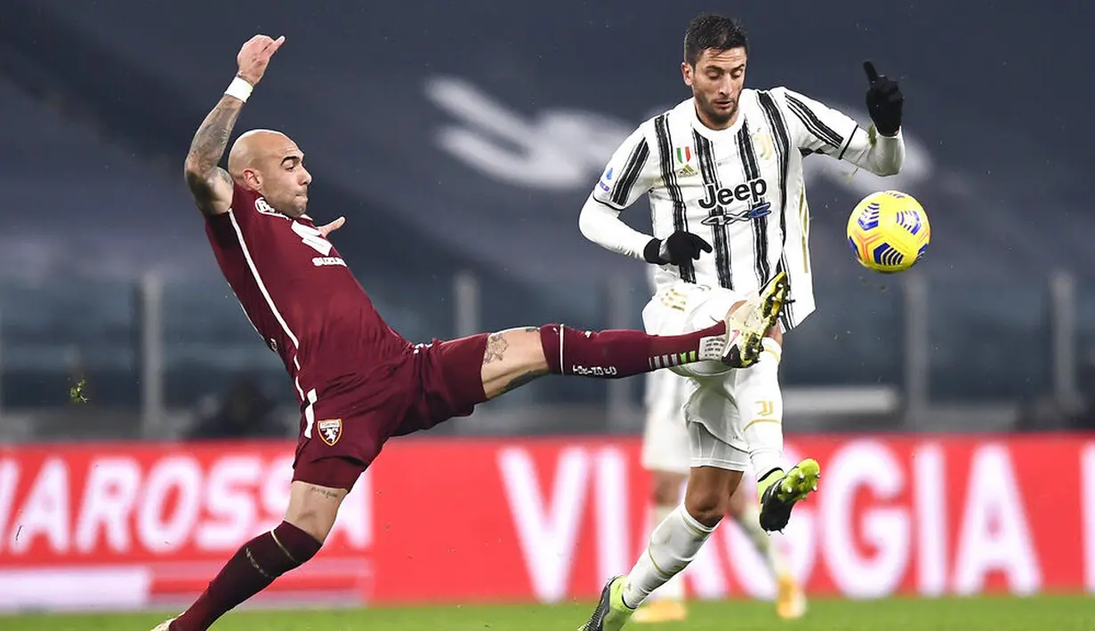 Pemain Juventus, Rodrigo Bentancur, berebut bola dengan pemain Torino, Simone Zaza, pada laga Liga Italia di Stadion Allianz, Minggu (6/12/2020). Juventus menang dengan skor 2-1. (Fabio Ferrari/LaPresse via AP)