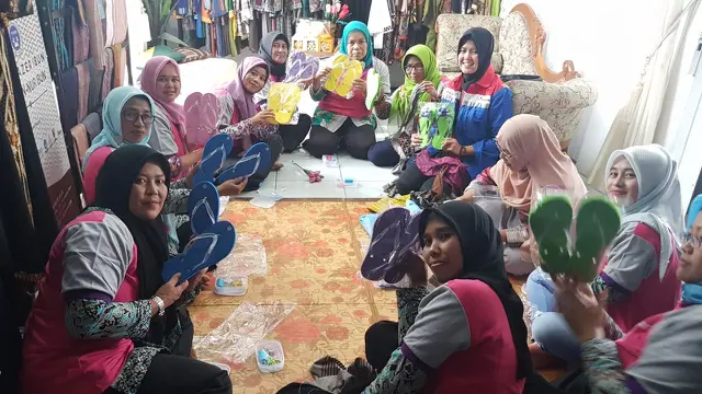 Nampak keceriaan terlihat dari para ibu kader binaan PGE unit Karaha, saat mengikuti pelatihan keterampilan di PKBM An-Nur Ibun, Bandung