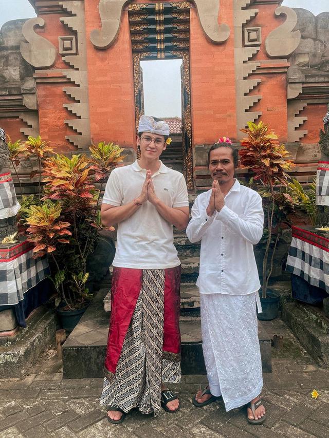 Antonio Blanco Jr rayakan Hari Galungan 2023 di Pura Dharma Sidhi, Ciledug (foto: instagram antonioblancojr)