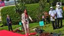 Delegasi Parlemen Italia Paola Taverna melakukan penanaman pohon bersama para delegasi yang hadir pada acara P20 di Taman Energi, Kompleks Parlemen MPR/DPR-DPD, Senayan, Jakarta, Jumat (7/10/2022). Penanaman pohon ini merupakan rangkaian The 8th G20 Parliamentary Speakers’ Summit (P20) yang hari ini merupakan penutupan. (Liputan6.com/Angga Yuniar)