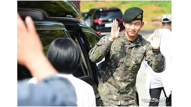 Selesai Wajib Militer, Ini Potret Taecyeon '2PM' Saat Sapa Penggemar