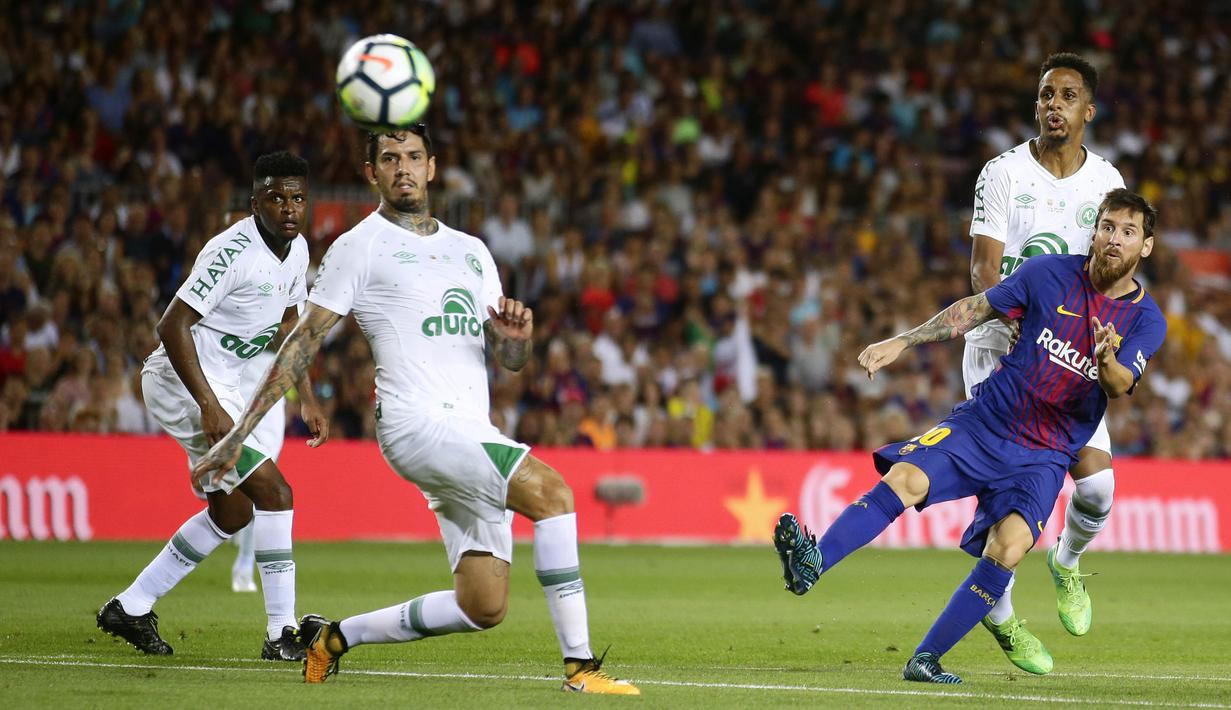 Bintang Barcelona, Lionel Messi, berusaha membobol gawang Chapecoense  pada laga trofi Joan Gamper di Stadion Camp Nou, Barcelona, Senin (7/8/2017). Barcelona menang 5-0 atas Chapecoense. (AP/Manu Fernandez)