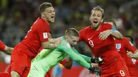 Kiper Inggris, Jordan Pickford, bersama rekan-rekannya merayakan kemenangan atas Kolombia pada babak 16 besar Piala Dunia di Stadion Spartak, Moskow, Selasa (3/7/2018). Inggris menang 1-1 (4-3) atas Kolombia. (AP/Victor Caivano)