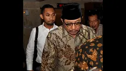 Mantan Sekjen ESDM Waryono Karyo berjalan keluar gedung KPK, Jakarta, Senin (17/11/2014)(Liputan6.com/Miftahul Hayat)