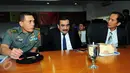  Perwakilan dari Mabes TNI, Mayjen Markoni, Perwakilan Peradi Harris Arthur dan Ketua Komnas HAM Nur Kholis saat menghadiri launching Laporan Situasi Pembela HAM di Kantor Komnas HAM, Jakarta, Selasa (15/9/2015). (Liputan6.com/Helmi Afandi)