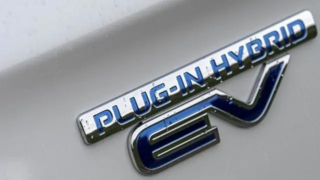 Mitsubishi Outlander PHEV Bisa Diretas Pakai Smartphone