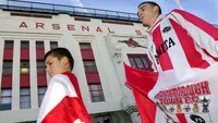 Foto diambil pada 25 Januari 2003 menunjukkan dua suporter Farnborough Town tiba di Stadion Highbury untuk melihat laga kontra Arsenal. (AFP/Nicolas Asfouri)