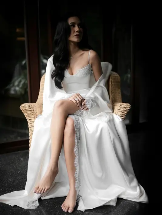 Didesain oleh maestro fashion Hian Tjen, robe ini menjadi manifestasi dari estetika minimalis yang tetap memancarkan keanggunan tak terbantahkan. [@hiantjen].