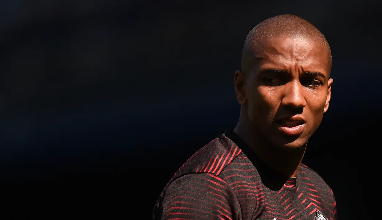 Pemain Manchester United Ashley Young melakukan pemanasan sebelum menghadapi Everton pada pertandingan Liga Inggris di Goodison Park, Liverpool, Inggris, 21 April 2019. Bersama Inter Milan, Young akan mendapat kontrak selama enam bulan. (Oli SCARFF/AFP)