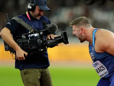 Joe Kovacs dari Amerika Serikat berteriak di depan sebuah kamera televisi saat Men's Shot Put final selama Kejuaraan Atletik Dunia di London, Inggris (6/8). (AP Photo / Tim Ireland)