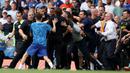 Pelatih kepala Chelsea Thomas Tuchel berdebat dengan pelatih kepala Tottenham Hotspur Antonio Conte pada pertandingan sepak bola Liga Inggris di Stadion Stamford Bridge, London, Inggris, 14 Agustus 2022. Pertandingan berakhir imbang 2-2. (AP Photo/Ian Walton)
