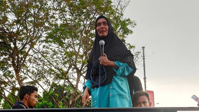 Maryatun menangis menyampaikan penganiayaan yang dialaminya di Mapolda Riau. (Liputan6.com/M Syukur)
