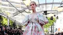 Aktris AS dan anggota juri Festival Film Cannes Elle Fanning berpose di karpet merah ketika ia tiba untuk pemutaran film "Les Miserables" di Festival Film Cannes edisi ke-72 di Cannes, Prancis Selatan (15/5/2019). (AFP Photo/Valery Hache)