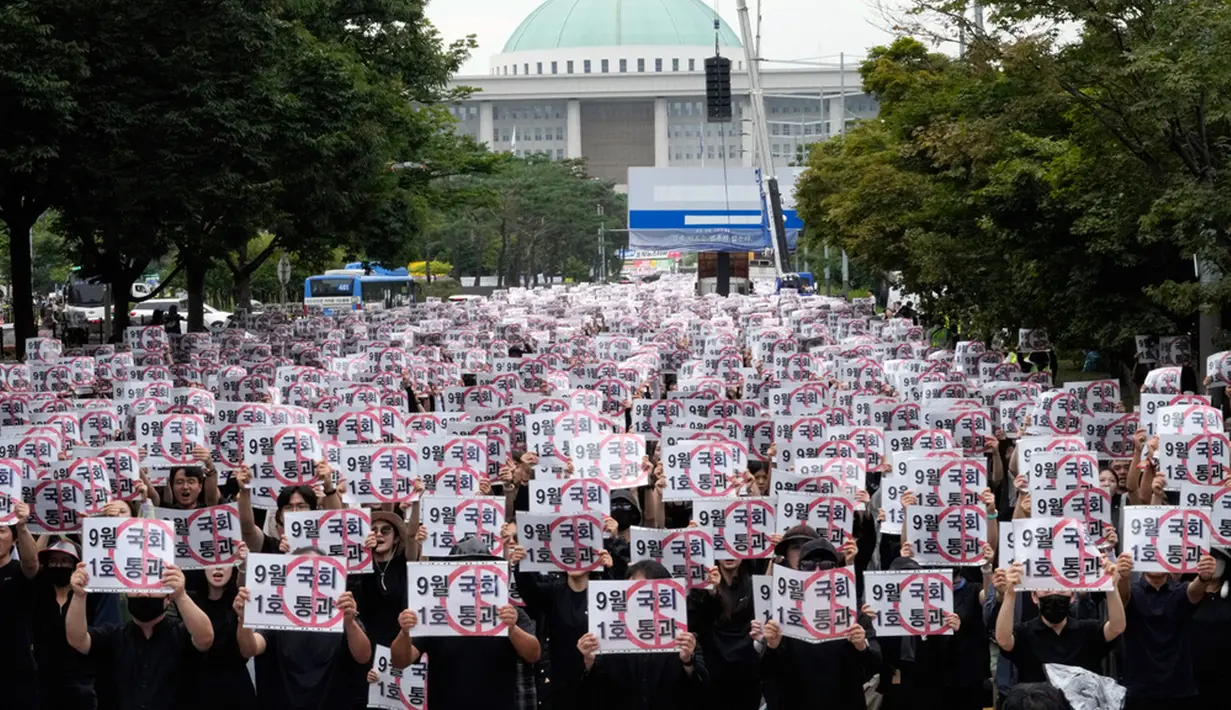 Para guru mendorong perbaikan sistem untuk melindungi guru dari keluhan jahat yang meluas dari orangtua. (AP Photo/Ahn Young-joon)