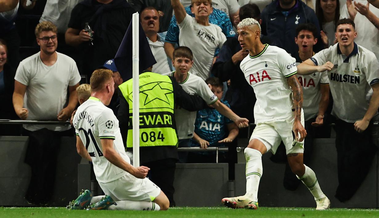 Richarlison. Striker Brasil berusia 25 tahun ini didatangkan Tottenham Hotspur pada awal musim 2022/2023 dari sesama klub Liga Inggris, Everton dengan nilai transfer 58 juta euro. Ia langsung mencetak gol dalam laga debutnya bersama The Lilywhites di Liga Champions musim 2022/2023. Dua golnya membawa Spurs menang 2-0 atas tamunya Olympique Marseille di fase Grup D(7/9/2022). (AFP/Adrian Dennis)