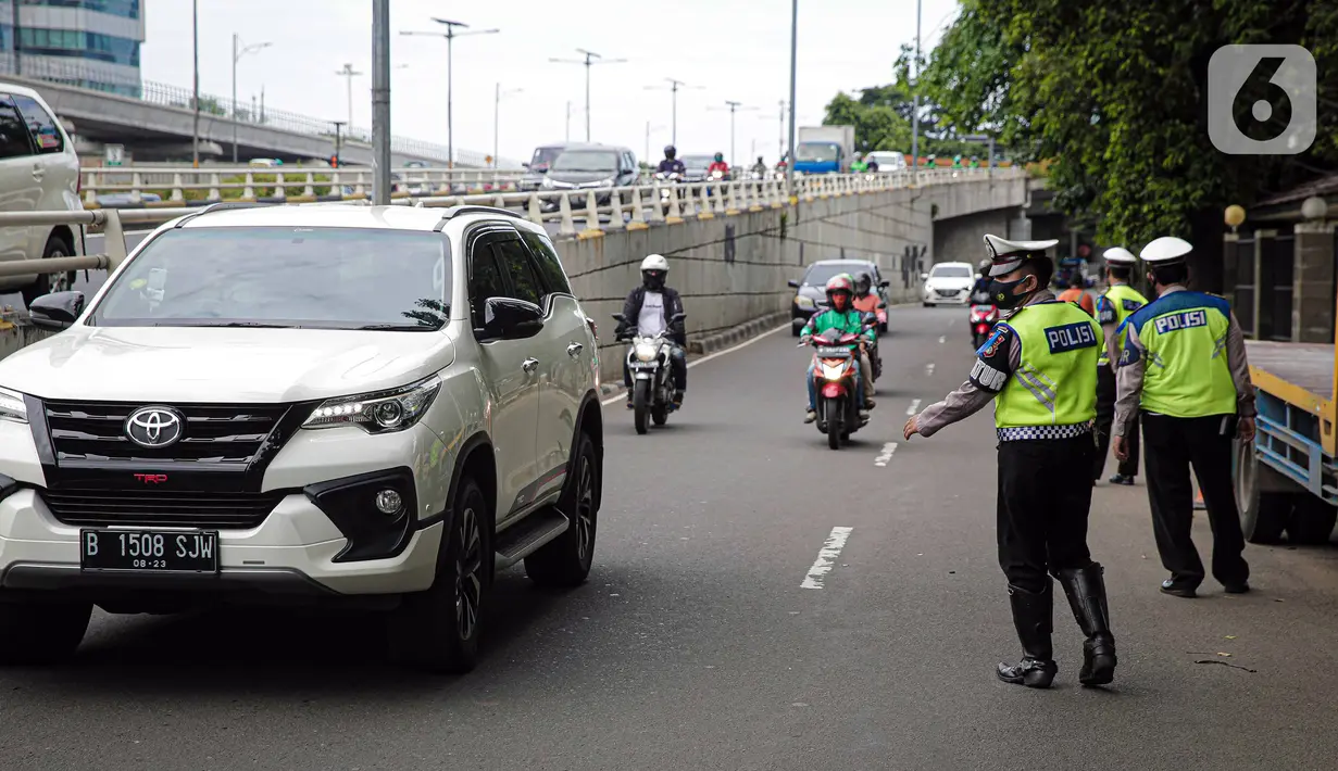 Polisi saat melakukan Operasi Zebra Jaya 2021 di kawasan Jalan Gatot Subroto, Jakarta, Selasa (16/11/2021). Operasi Zebra Jaya 2021 digelar untuk meningkatkan kedisiplinan masyarakat dalam berlalu lintas. (Liputan6.com/Faizal Fanani)