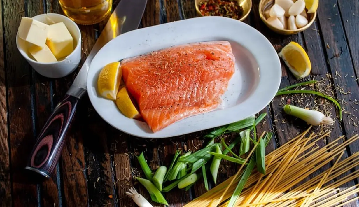 Salmon kalengan menawarkan banyak manfaat yang berkaitan dengan kognisi dan perkembangan otak. Salmon juga salah satu ikan dengan konsentrasi asam lemak omega 3 tertinggi yang sangat penting untuk pertumbuhan otak. Foto: unsplash.com.