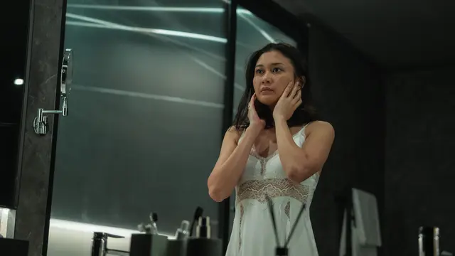 Marissa Anita dalam konferensi pers film A Normal Woman. (dok. Netflix)