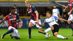 Pemain Inter Milan, Matias Vecino (kanan) berebu bola dengan para pemain Bologna pada lanjutan Serie A di The Dall' Ara Comunal Stadium, Bologna, (19/9/2017). Inter bermain imbang 1-1 lawan Bologna. (AFP/Andreas Solaro)