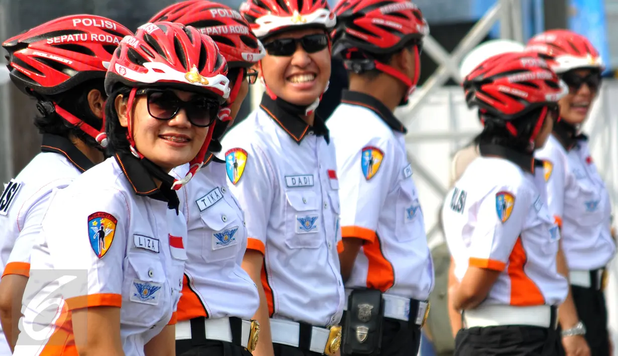 Polisi bersepatu roda ikut mengamankan acara pelepasan mudik gratis di kawasan Parkir Timur Senayan, Jakarta, Sabtu (11/7/2015). Mudik gratis Jasa Raharja tahun 2015 ini meraih rekor MURI. (Liputan6.com/Yoppy Renato)