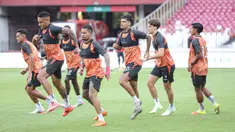 Pemain persija Jakarta saat latihan resmi jelang laga melawan Persis Solo pada pekan ke-30 BRI Super League di Stadion Utama Gelora Bung Karno SUGBK), Jakarta, pada Minggu (26/4/2026). Menjamu Persis Solo pada pekan ke-30 BRI Super League 2025/2026 di Stadion Utama Gelora Bung Karno (SUGBK), Jakarta, Persija Jakarta membutuhkan poin penuh untuk menjaga asa meraih gelar juara. (Bola.com/Abdul Aziz)