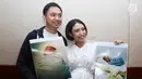 Ayu Dewi dan suami saat jumpa pers atas kelahiran anak kedua mereka di Rumah Sakit kawasan Pondok Indah, Jakarta, Senin (10/7). Sebelumnya pasangan ini sudah dikaruniai anak perempuan berusia 4 tahun. (Liputan6.com/Herman Zakharia)