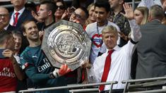 Pelatih Arsenal, Arsene Wenger, bersama kiper Petr Cech, mengangkat trofi Community Shield usai mengalahkan Chelsea di Stadion Wembley, London, Minggu (6/8/2017). Ini merupakan trofi Community Shield yang ke-15 bagi Arsenal. (AFP/Ian Kington)