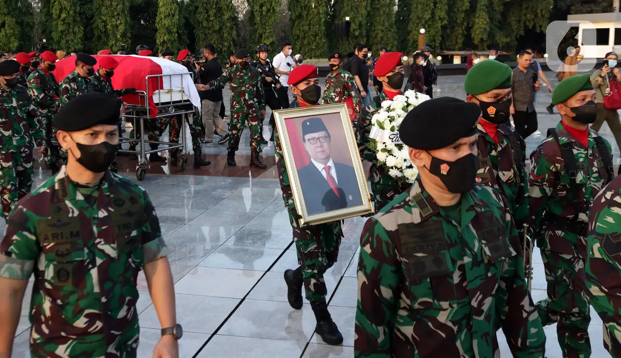 Anggota TNI mengiringi jenazah Menteri Pendayagunaan Aparatur Negara dan Reformasi Birokrasi (Menpan RB) Tjahjo Kumolo menuju lokasi pemakaman di Taman Makam Pahlawan Nasional, Kalibata, Jakarta, Jumat (1/7/2022). Menpan RB Tjahjo Kumolo meninggal dunia pada Jumat (1/7) sekitar pukul 11.10 WIB. (Liputan6.com/Helmi Fithriansyah)