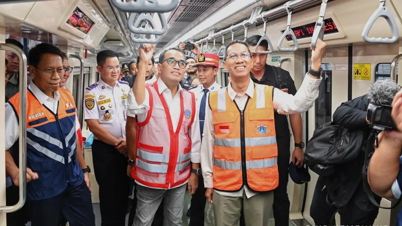 Menteri Perhubungan (Menhub) Budi Karya Sumadi bersama dengan Penjabat (PJ) Gubernur DKI Jakarta Heru Budi Hartono, melakukan inspeksi ke proyek pembangunan Lintas Raya Terpadu (LRT) Jabodebek, Rabu, 28 Juni 2023.